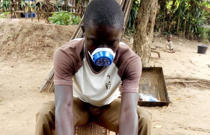 Environnement : Gauthier Obuku, ce jeune de Kikwit produit des pavés à base des déchets plastiques