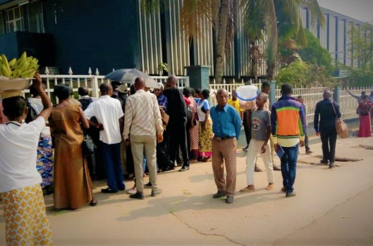 Mbuji-Mayi : Les gestes barrières jetés aux oubliettes pendant la paie des fonctionnaires